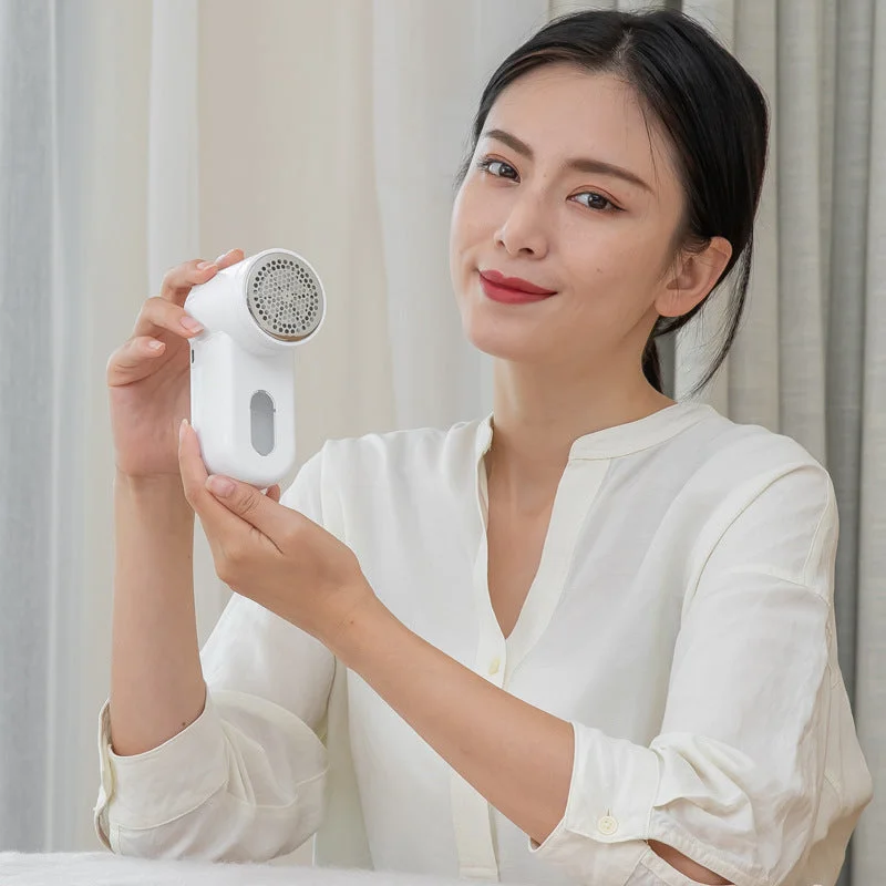 Velvet Vogue Beauty | Portable Electric Lint Remover Trimmer - Rechargeable